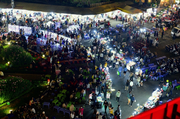 Đây là khu vực hút nhiều du khách nhất đến với thành phố khi là nơi mua sắm quần áo, đặc sản, ăn uống có giá khá bình dân.