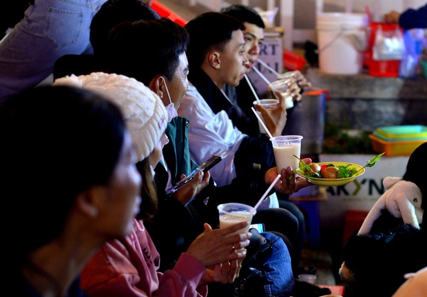 Thức ăn nhanh được phục vụ nhiều nhất khu vực chợ đêm, đường Lê Đại Hành, khu trung tâm Hòa Bình là trứng gà nướng, bánh tráng nướng, khoai nướng, bắp nướng, sữa đậu nành nóng, xiên que hoặc các món nước như bún, phở, hủ tiếu.