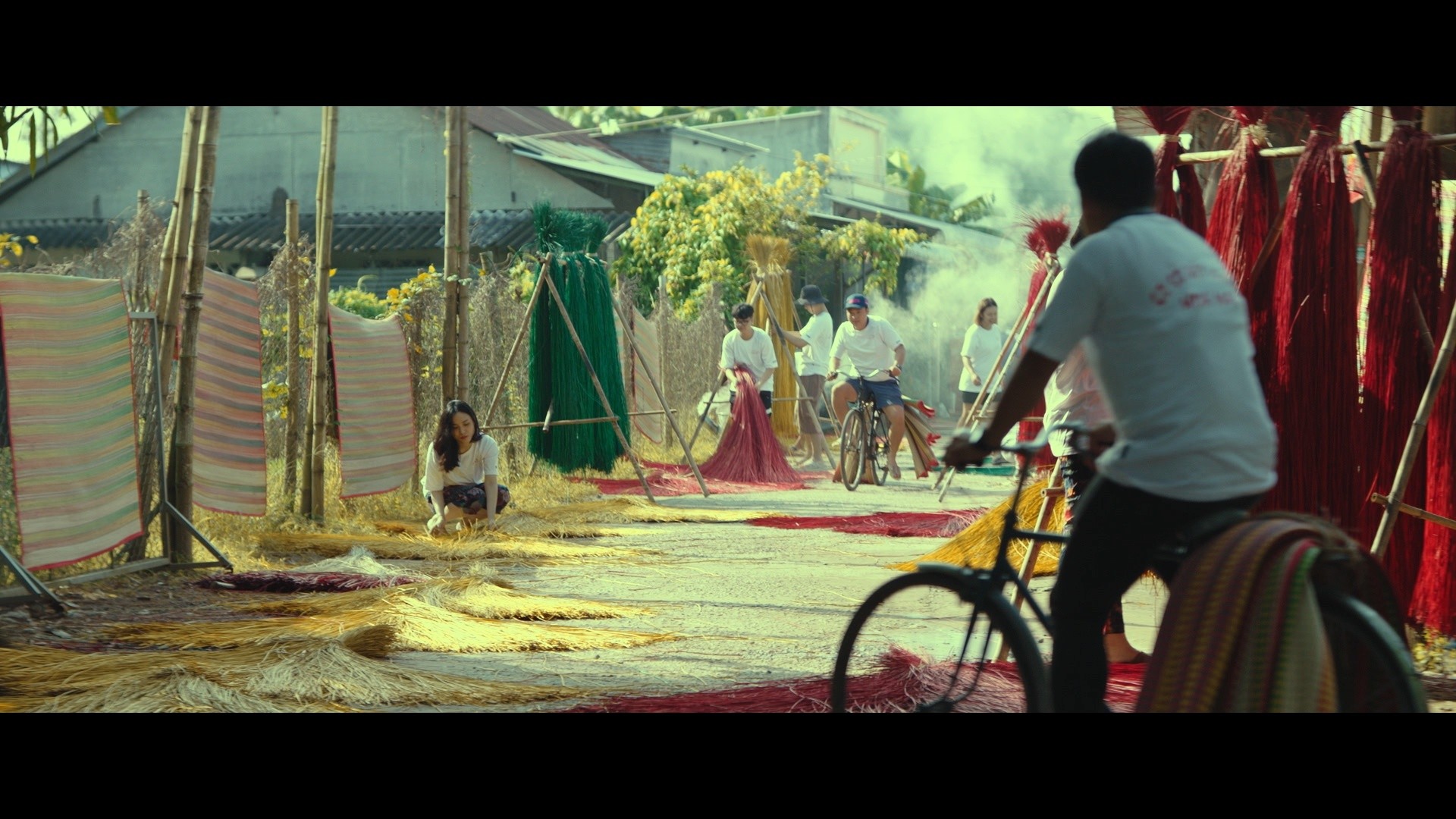 Khung cảnh giới thiệu làng nghề làm chiếu truyền thống ở miền Tây.