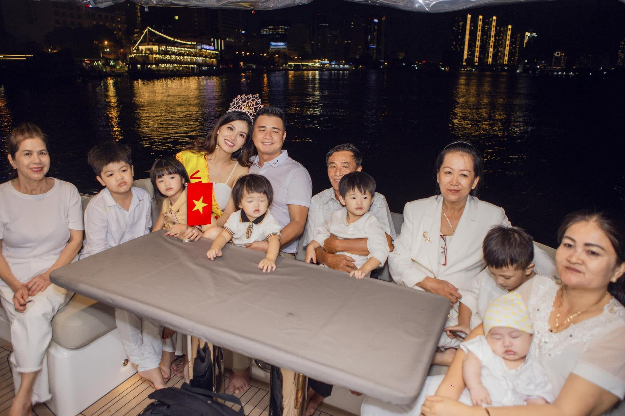 Người đẹp Oanh Yến có 2 con riêng với chồng đầu. Sau khi tìm được hạnh phúc mới với bạn trai hiện tại - doanh nhân Quang Tấn (còn có tên là Tân Long), chị sinh thêm 4 con.