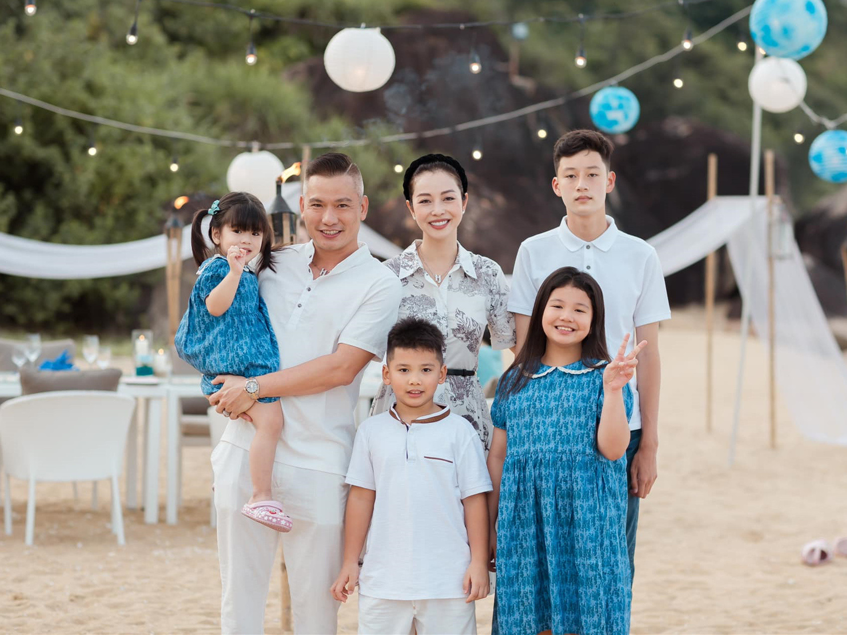 Con trai lớn Bảo Nam năm nay 15 tuổi, cao 1,9m, đang học ở Mỹ. Cậu thường xuyên đi chơi cùng gia đình mới của mẹ, thân thiết với các em. Dù không sống cùng nhà, Jennifer Phạm luôn theo dõi sát sao cuộc sống của Bảo Nam, cùng Quang Dũng và gia đình chồng cũ hỗ trợ nhau nuôi dạy con.