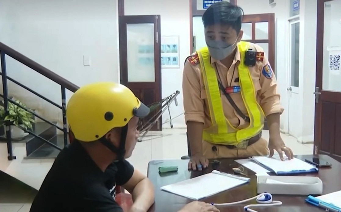 Lực lượng CSGT xử lý một trường hợp vi phạm nồng độ cồn trong dịp lễ 30/4, 1/5. (Ảnh: V.A)