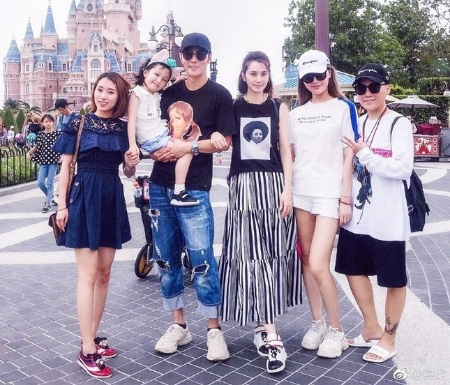 Tất Oánh người thứ nhất bên trái, đứng cạnh vợ chồng Trương Đan Phong và Hồng Hân. Ảnh: Weibo.