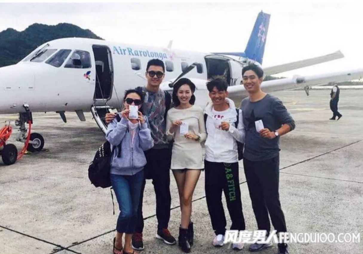 Tống Triết (đứng thứ hai từ trái qua), bên cạnh là Mã Dung và Vương Bảo Cường.