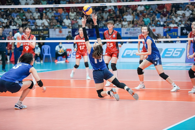 Chuyền hai Lâm Oanh lăn xả trong pha bóng hấp dẫn