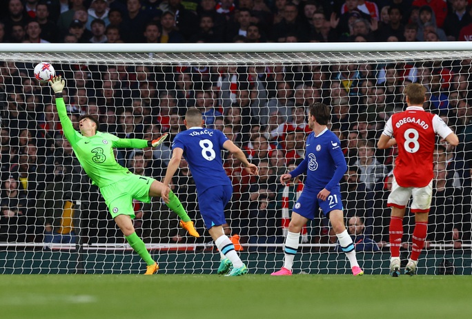 Martin Odegaard mở tỉ số cho Arsenal khá dễ dàng sau pha phối hợp ăn ý