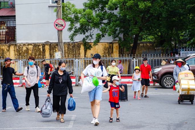 Theo quan sát của PV, sau 5 ngày nghỉ người dân trở lại Thủ đô đều mang rất nhiều đồ đạc.