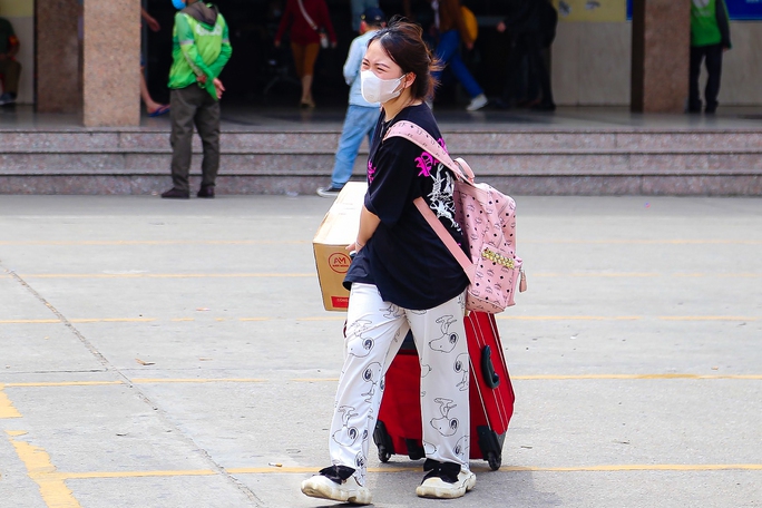 Ai nấy đều lỉnh kỉnh đồ đạc.