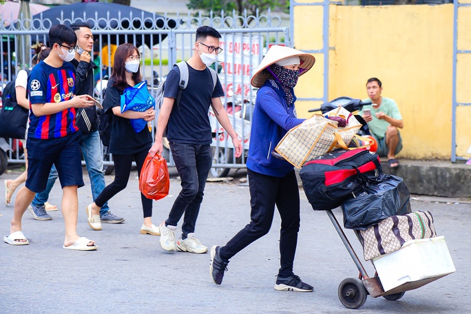 Nhiều người dân cho biết quay trở lại Hà Nội sớm để tránh tắc đường nên ngày từ đầu giờ chiều nay các bến xe đều đã trở nên đông đúc.