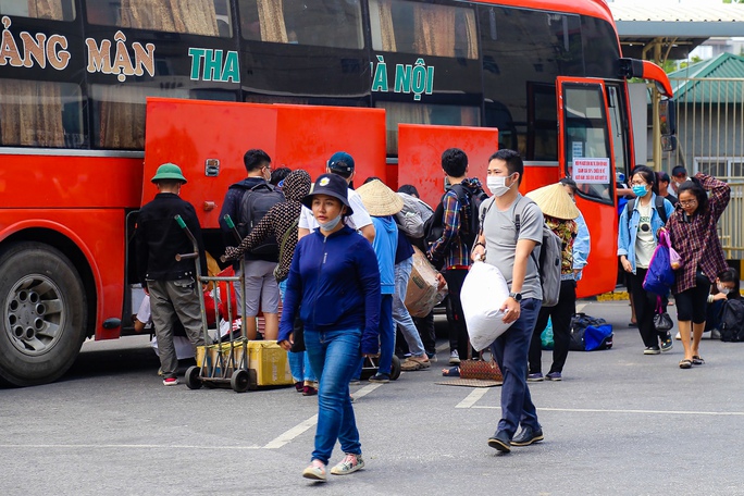 Các xe khách chủ yếu chở người dân từ các tỉnh như Thanh Hoá, Nam Định, Ninh Bình... về Hà Nội. Anh Nguyễn Văn Tuấn (Thanh Hóa) cho biết sau chuỗi ngày nghỉ lễ, anh dành ngày cuối cùng di chuyển về Hà Nội từ sớm để nghỉ ngơi và chuẩn bị quay trở lại làm việc.