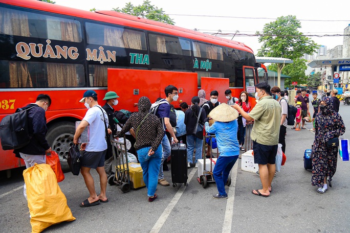 Hôm nay 3-5 là ngày nghỉ cuối cùng. Theo ghi nhận của PV, ngay từ đầu giờ chiều ngày 3-5, người dân đã bắt đầu trở lại Thủ đô khiến cho các bến xe lớn trên địa bàn TP Hà Nội như: Giáp Bát, Mỹ Đình, Nước Ngầm... đều trong cảnh đông đúc. Các chuyến xe đều chật kín liên tục đổ về bến xe.