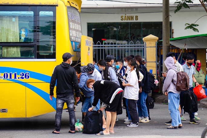 Các chuyến xe khách chật kín khách liên tục vào bến.