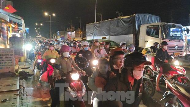 Theo ghi nhận của PV, xuất hiện tình trạng đông đúc ở một số nút giao thông, tuy nhiên không xảy ra ùn tắc.