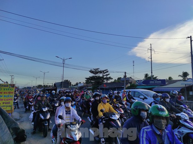 Ở địa bàn tỉnh Tiền Giang, quốc lộ 1 (đoạn từ ngã ba Trung Lương đến ngã tư Lương Phú, đường vào cao tốc TPHCM - Trung Lương) đông đúc người và phương tiện.