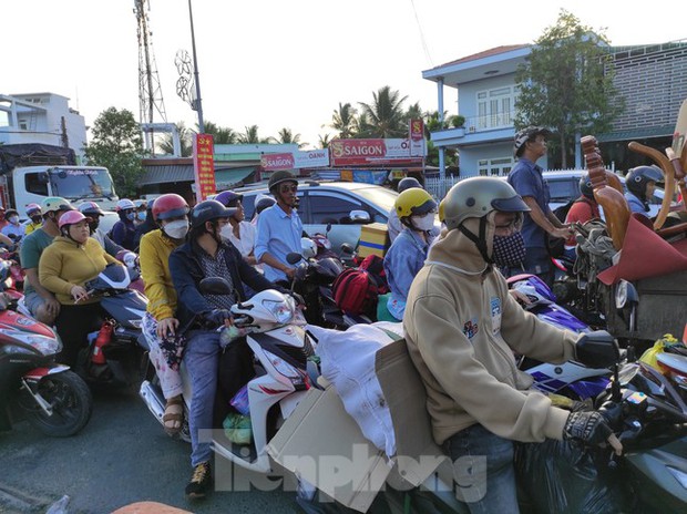 Người dân lỉnh kỉnh đồ đạc trở lại TPHCM sau kỳ nghỉ.