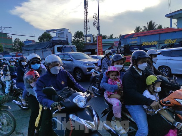 Các em nhỏ theo ba, mẹ trở lại TPHCM sau kỳ nghỉ.