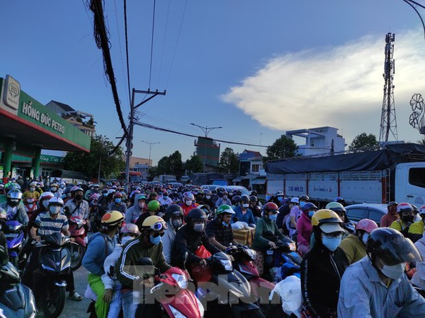 Ở phía bờ Tiền Giang, đường Nguyễn Thị Thập (quốc lộ 60 cũ) đông đúc phương tiện ở điểm giao với đường Ấp Bắc.