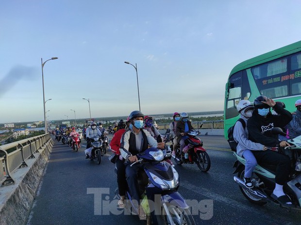 Lưu lượng phương tiện qua cầu Rạch Miễu tăng cao, một số thời điểm xảy ra ùn ứ nhẹ, các phương tiện di chuyển chậm. Lực lượng CSGT ở hai bên bờ Tiền Giang và Bến Tre đã có mặt điều tiết giao thông ở 