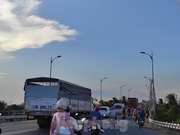 Từ khoảng 16h chiều 2/5, cầu Rạch Miễu (nối tỉnh Tiền Giang và Bến Tre) hướng từ Bến Tre đi TPHCM đông đúc phương tiện.