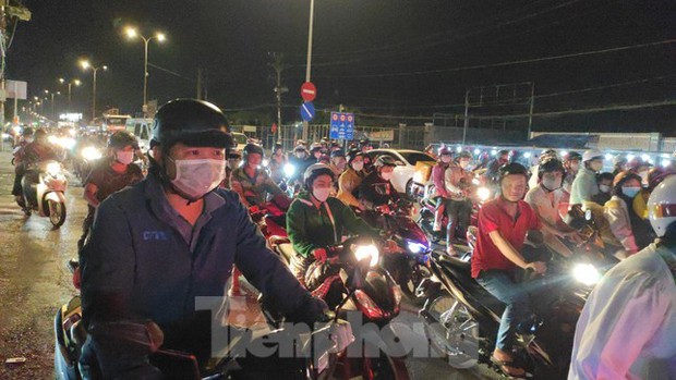 Đến khoảng 19h30 cùng ngày, tại quốc lộ 1, cửa ngõ phía tây TPHCM (thuộc địa bàn huyện Bình Chánh) dòng người và phương tiện đông đúc.
