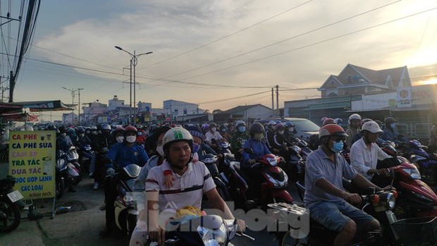 Đến chiều tối, lưu lượng phương tiện càng thêm đông đúc.