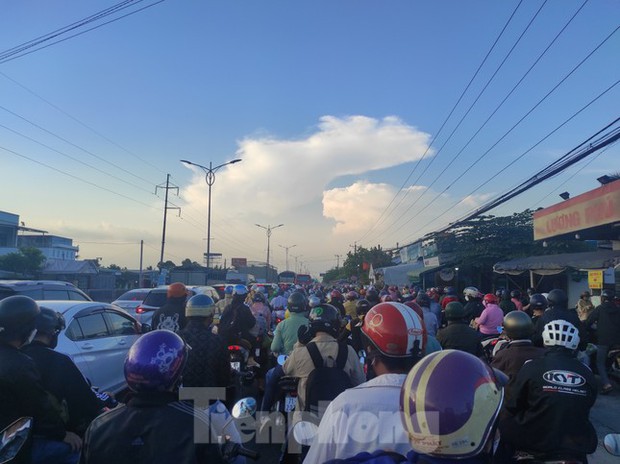 Ở một số nút giao thông, phương tiện ùn ứ nhẹ.