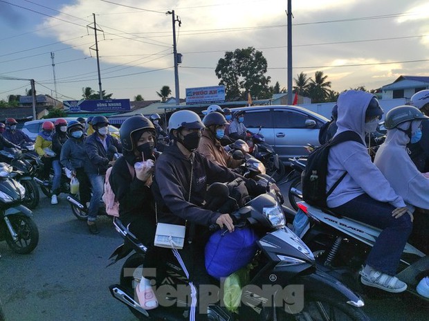 Đường đông khiến các phương tiện phải di chuyển chậm.