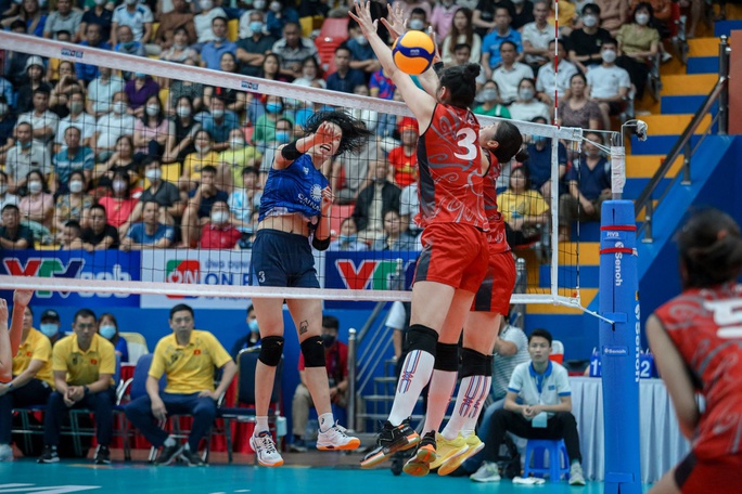 Thanh Thúy tấn công hiệu quả trên lưới dù đội chủ nhà thua ván 1