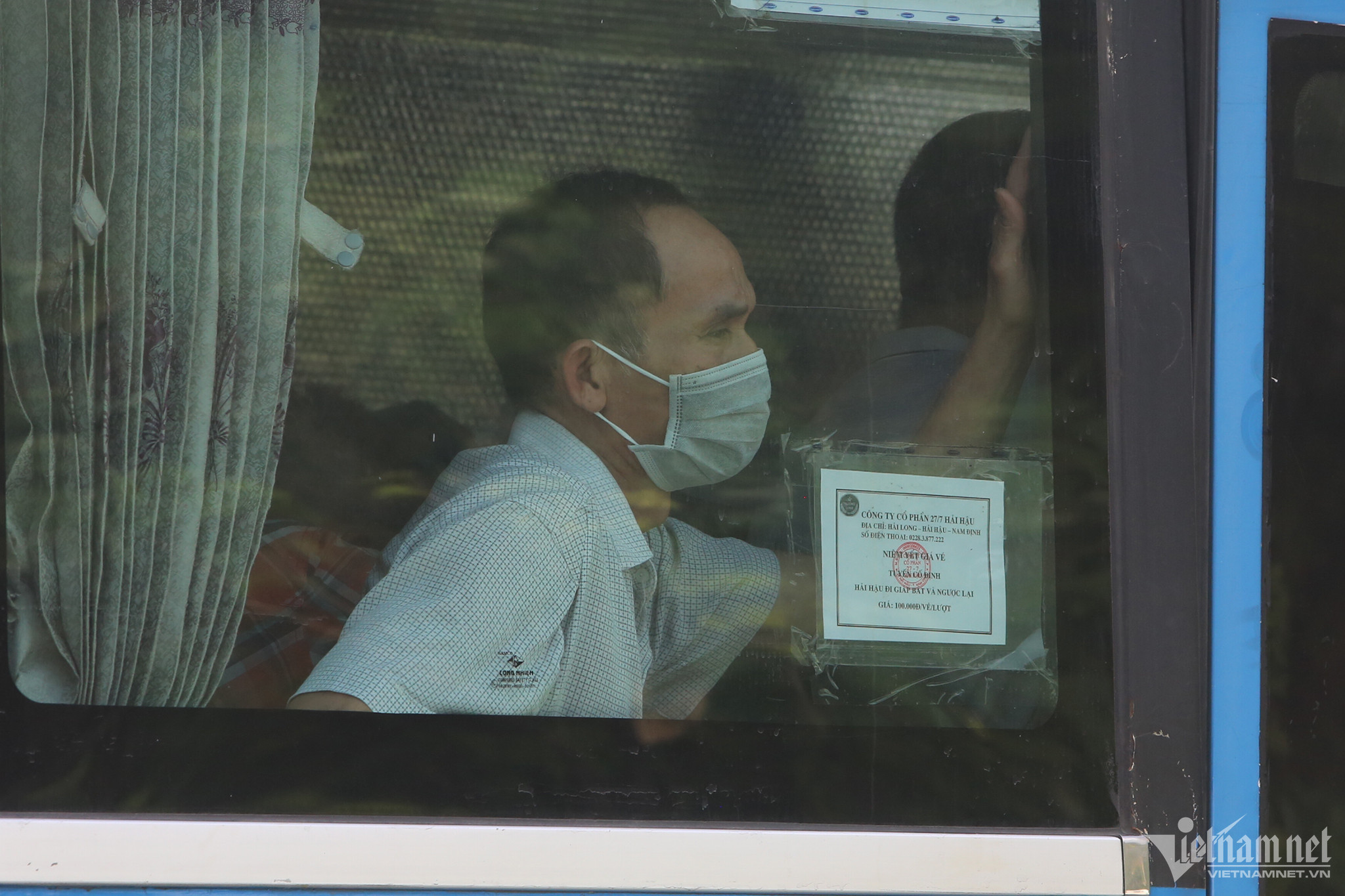 Hành khách trên xe tỏ ra sốt ruột khi phải chờ đợi.