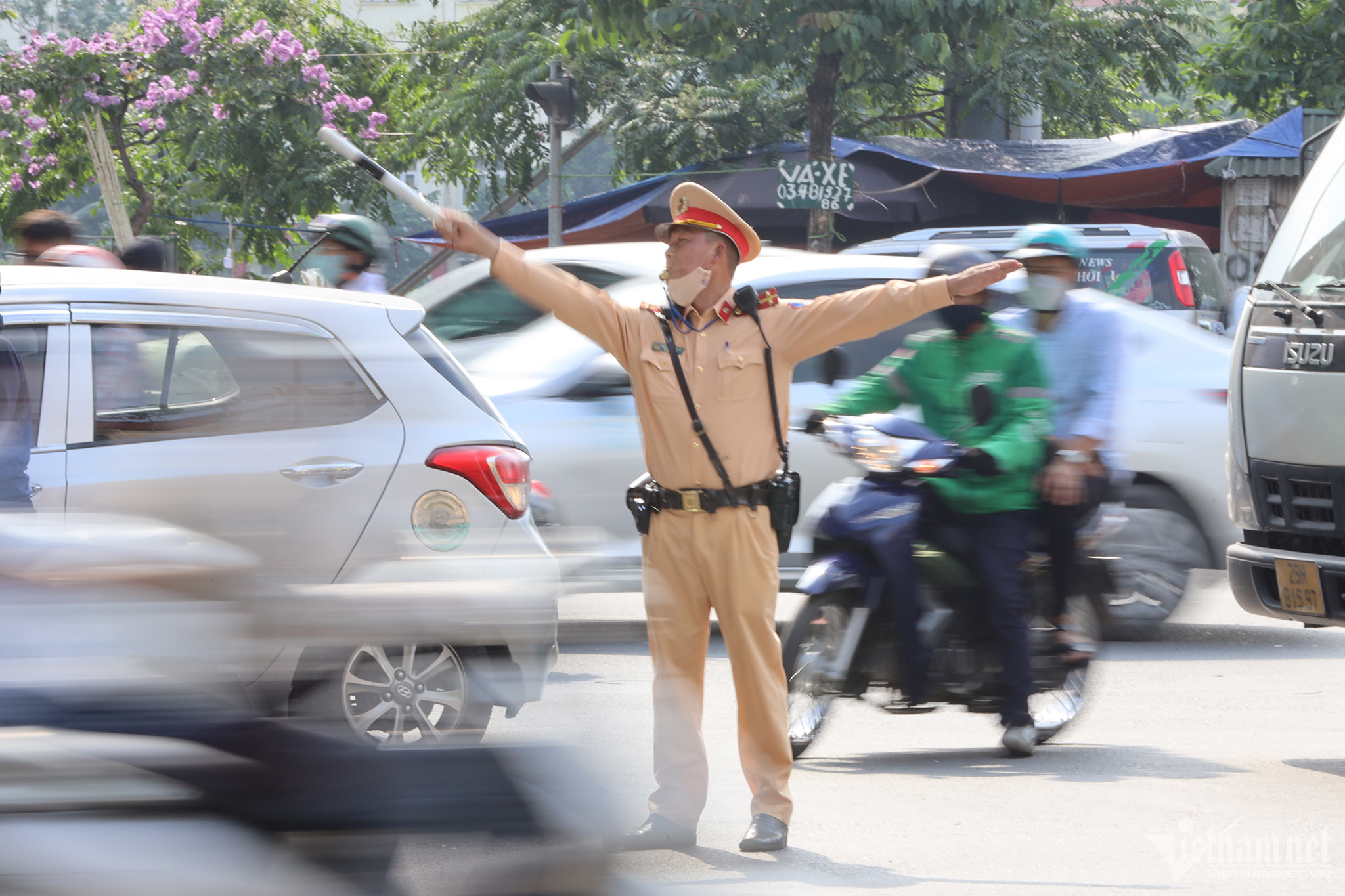 Đội CSGT đường bộ số 14 (Công an TP. Hà Nội) phân luồng tại Quốc lộ 1A, hướng vào trung tâm thành phố.