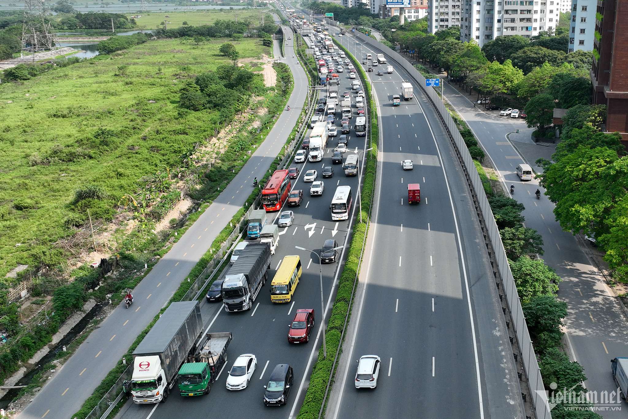 Hàng ô tô kéo dài đến 2km