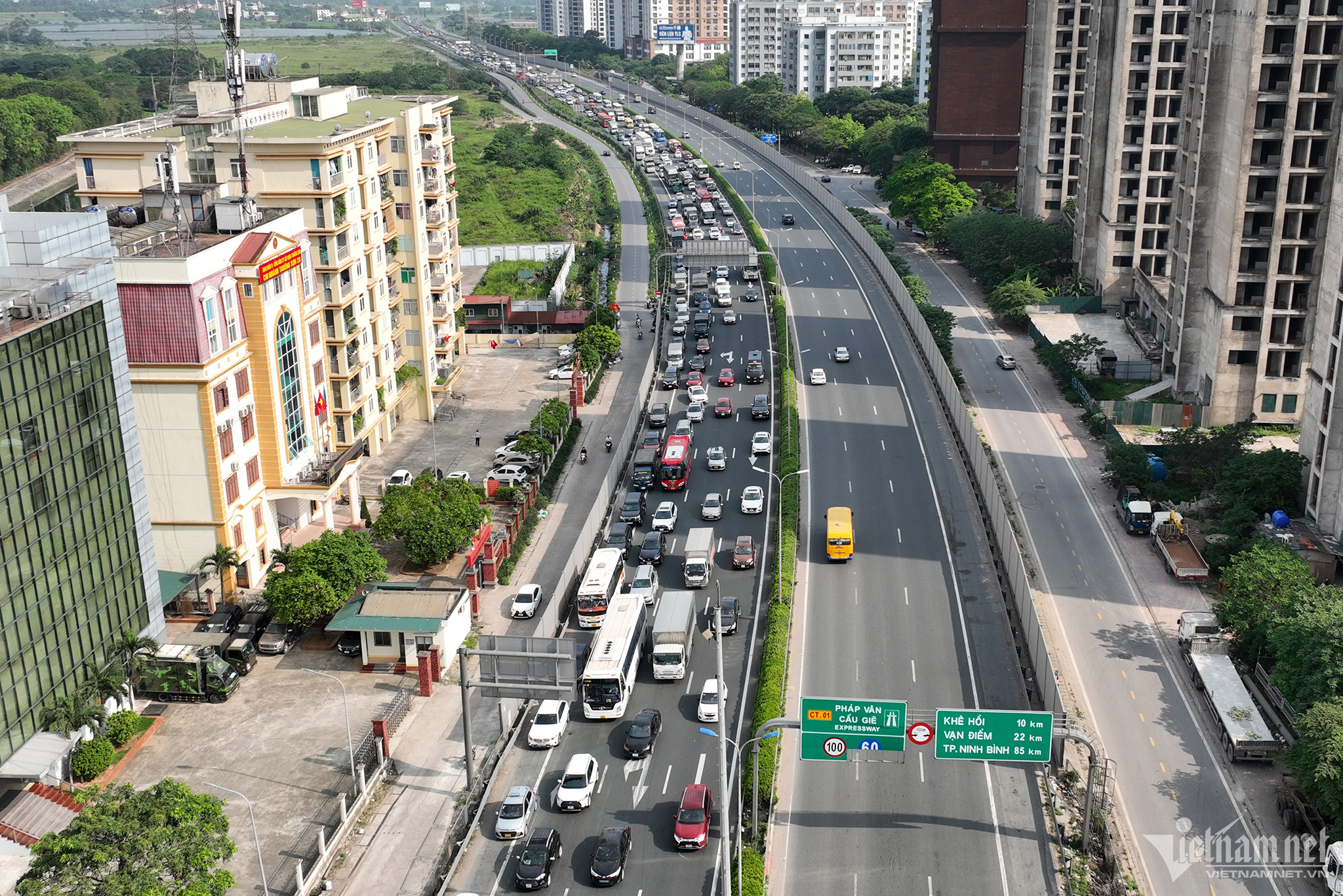 Dòng ô tô xếp hàng tại nút giao cao tốc Pháp Vân - Cầu Giẽ vào trung tâm Hà Nội và lên đường Vành đai 3 trên cao.