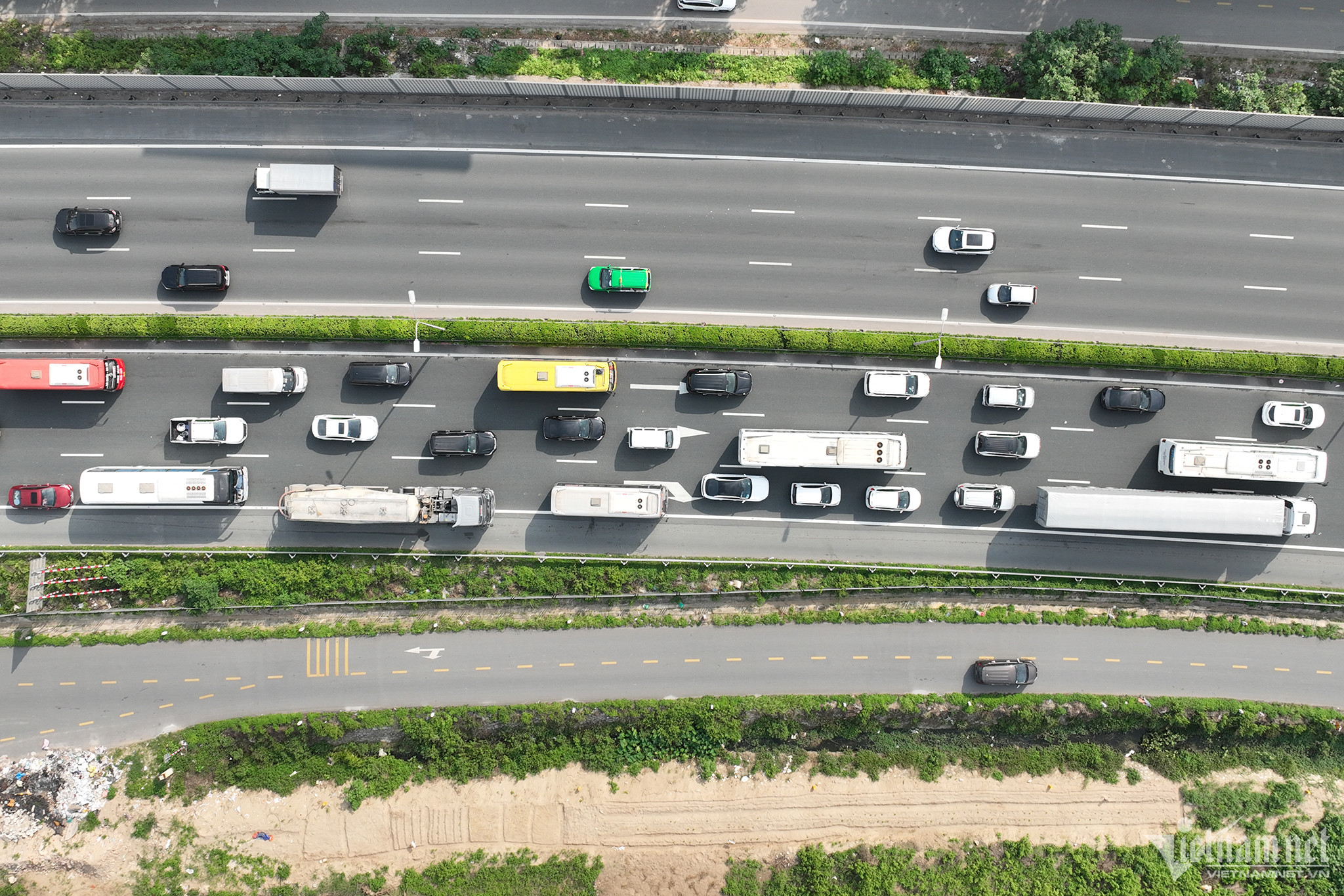 3 hàng ô tô đi kín mặt đường.