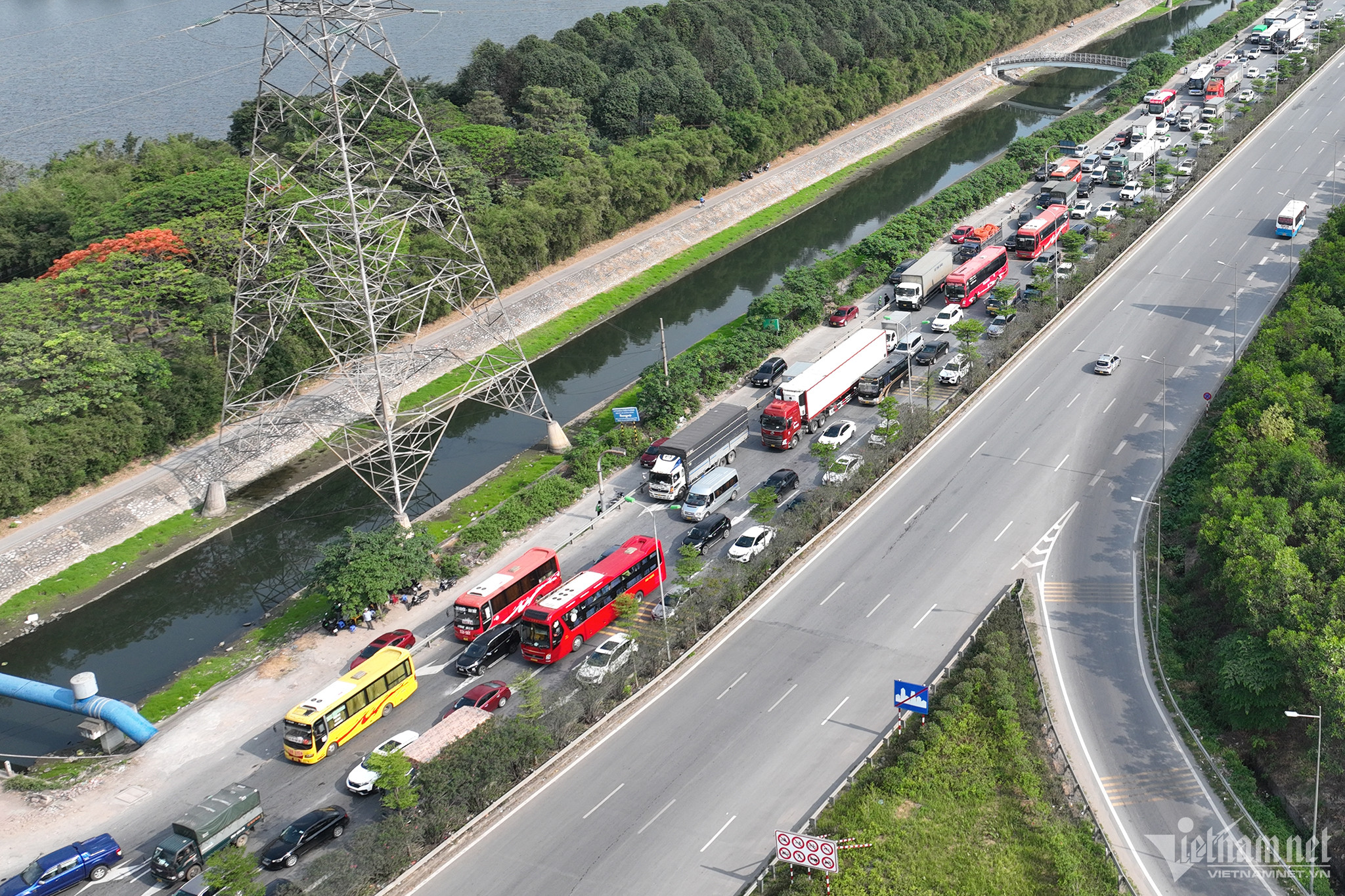 Lượng ô tô đi vào trung tâm TP. Hà Nội qua Quốc lộ 1A, đường Giải Phóng gia tăng.