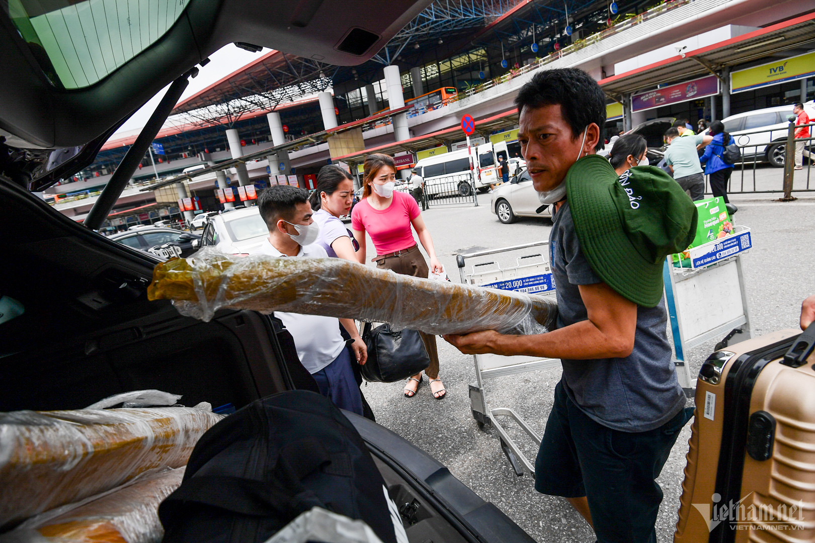 Dịp này, gia đình chị Lan đã tranh thủ mua những đặc sản mà chỉ Côn Đảo mới có hàng ngon, trong đó hơn 50kg cá thu, 40kg mực. 