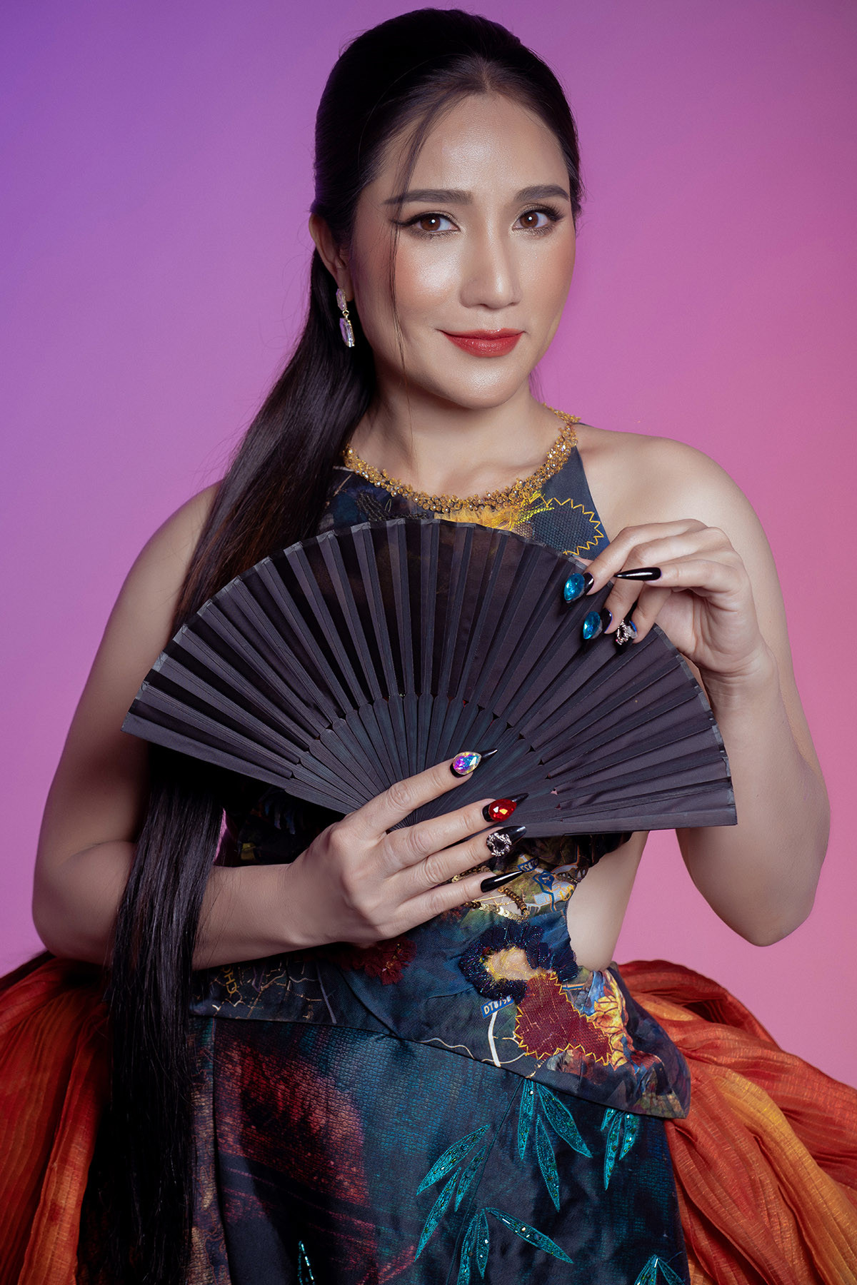 Ở tuổi 46, Cát Tường được bạn bè ủng hộ đi thêm bước nữa khi con gái đã trưởng thành. “Khi tôi đổ vỡ hôn nhân, mẹ luôn yêu thương, bao dung, chăm sóc cho Nauy. Nhưng mẹ không muốn tôi lập gia đình vì sợ khi tái hôn, tôi sinh thêm sẽ bỏ rơi Nauy. Đây chính là chiếc kìm nặng nề ghì chặt tôi suốt 21 năm”, NSƯT Cát Tường chia sẻ.