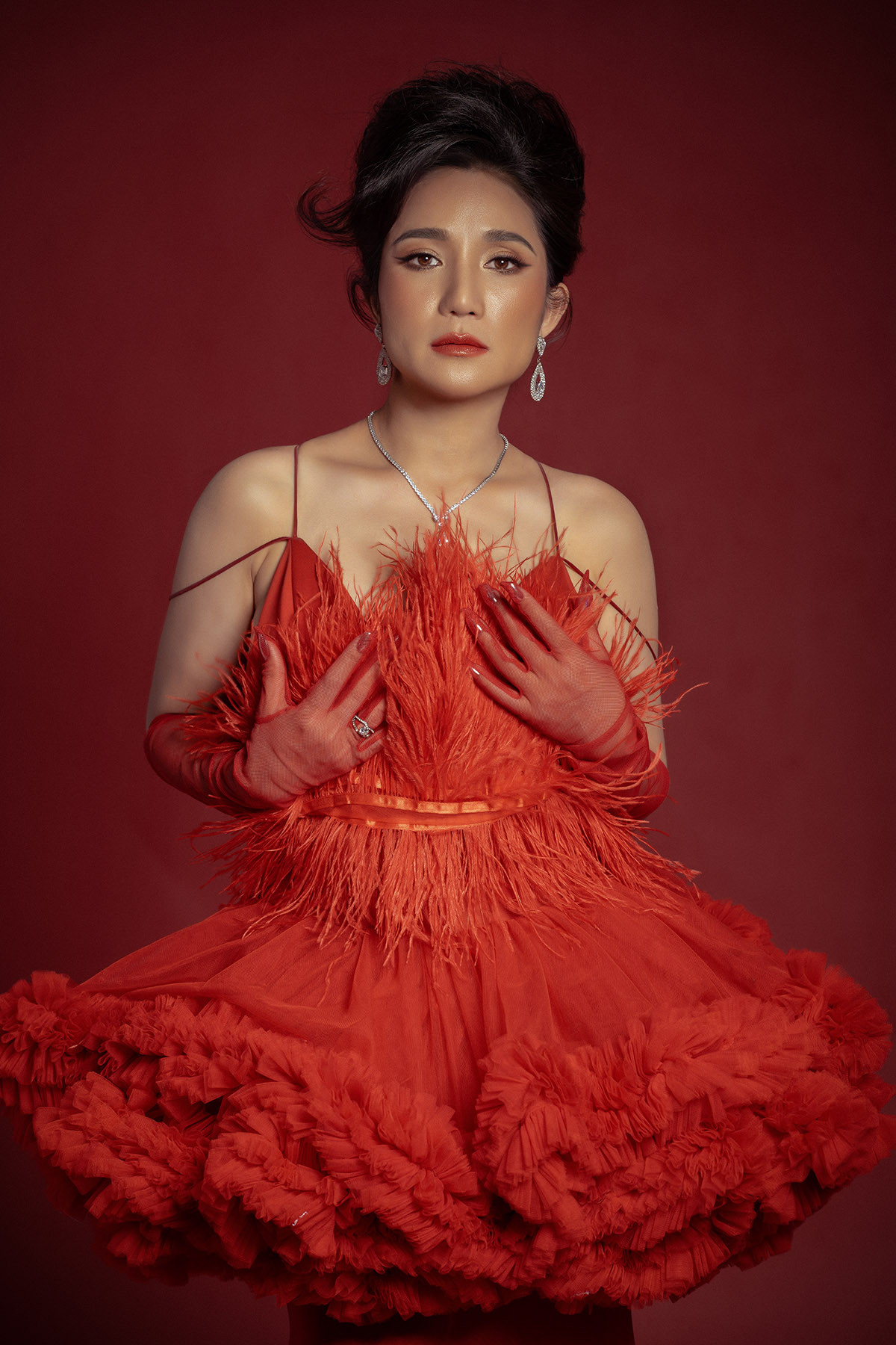 “Tôi cần một người diện mạo sáng sủa, có thể xăm nhưng đừng mang trên người sẹo chém. Tôi cũng không cần body 6 múi nhưng không nên quá béo. Tôi không cần họ giàu nhưng phải lo được cho bản thân và cao hơn tôi, độ tuổi dao động từ 35-45”, Cát Tường nói thêm.