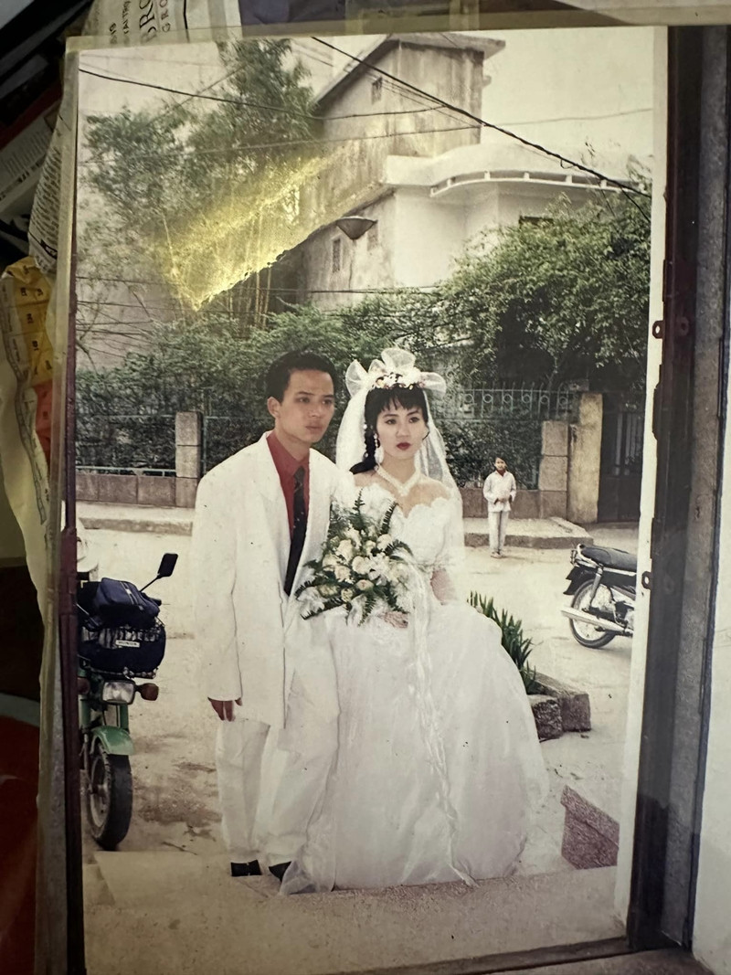 Anh Tuấn và Nguyệt Hằng có nhiều khác biệt, từ ngoại hình đến tính cách. Hôn nhân của họ từng gặp sóng gió. Anh Tuấn kể: “Ngày hai vợ chồng cùng ký đơn, tôi muốn bỏ lắm rồi. Tôi đèo vợ đến UBND phường Ngô Thì Nhậm ở phố Huế, nhưng mấy cô trong đó bảo hôm khác mới nhận đơn. Thế là hai vợ chồng đi về, đói tạt vào làm bát phở, nói chuyện với nhau rồi lại quyết không bỏ nữa