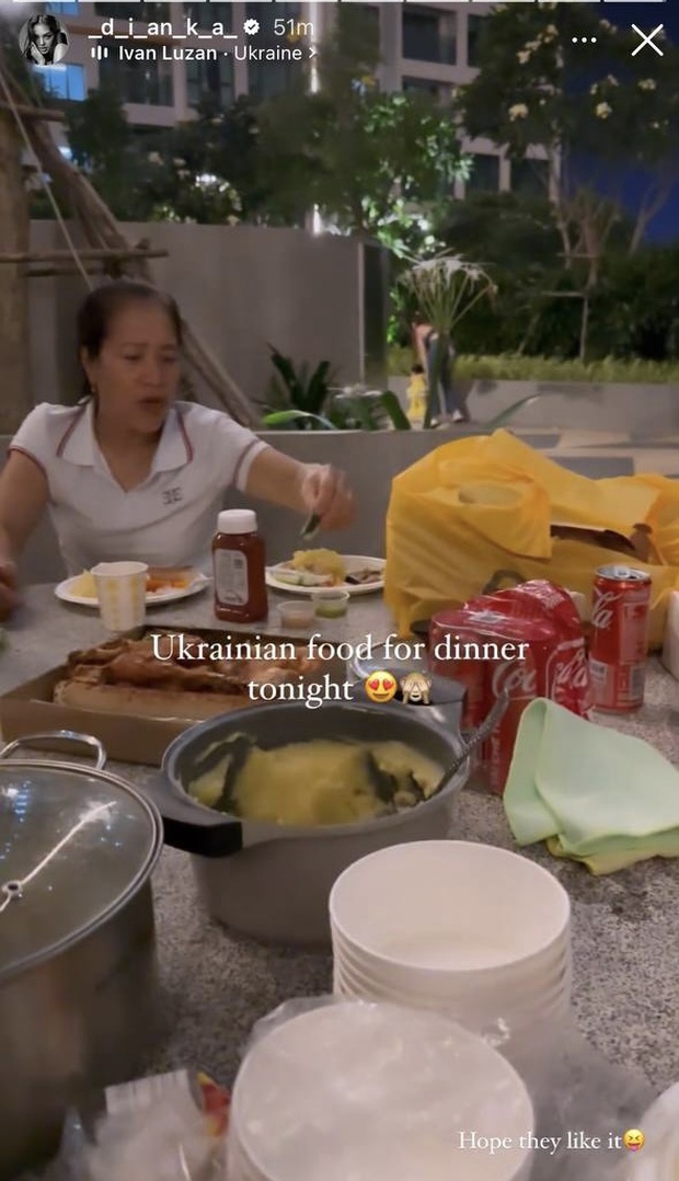 Vợ thủ môn Bùi Tiến Dũng trổ tài nấu nướng cho bố mẹ chồng