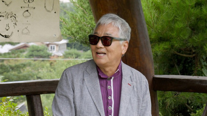 Bố chồng Han Ga In (cựu diễn viên Yeon Gyu Jin) là đại gia ở Kbiz. Ông có một căn biệt thự giá 8 tỷ won (145 tỷ đồng) tại Seongnam, tỉnh Gyeonggi. Căn biệt thự được thiết kế vô cùng cầu kỳ với hồ bơi riêng, phòng tắm hơi, sân vườn, thác nước nhân tạo,…