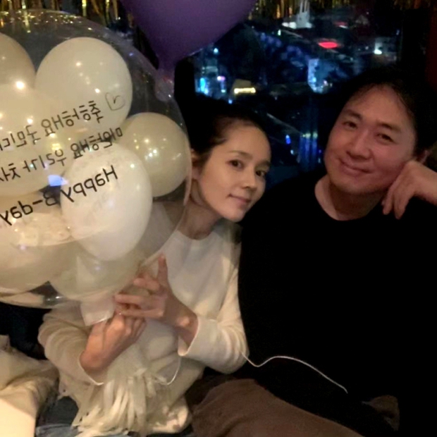 Vào hôm 26/4, cặp đôi đã kỷ niệm 18 năm ngày cưới. Người đẹp đăng ảnh lên trang cá nhân kèm dòng chú thích: 