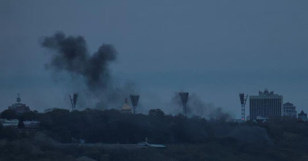 Khói bốc lên ở Kiev - Ukraine khi bị tấn công bởi máy bay không người lái tối 4-5 - Ảnh: REUTERS