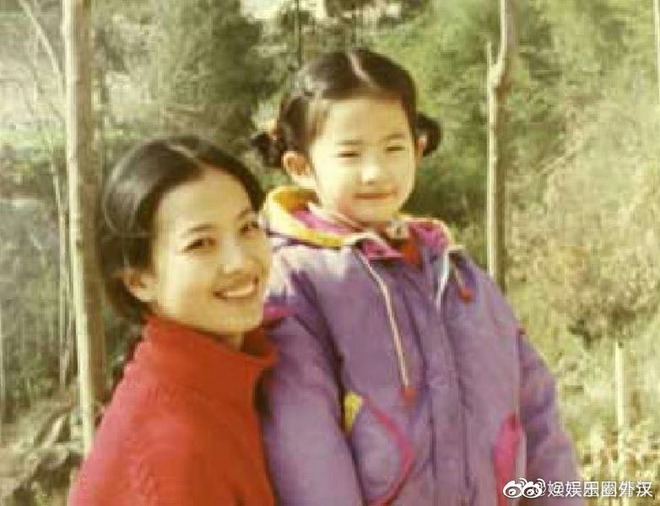 Trong buổi sáng 7/5, trên mạng bỗng rộ lên nghi vấn Lưu Diệc Phi từng bị bạo lực học đường. Tin đồn rộ lên sau khi 1 blogger đăng tải dòng bình luận từ cư dân mạng dưới bài đăng về bộ phim huyền thoại của Lưu Diệc Phi. Cụ thể, netizen này tự nhận từng đánh Lưu Diệc Phi lúc nhỏ