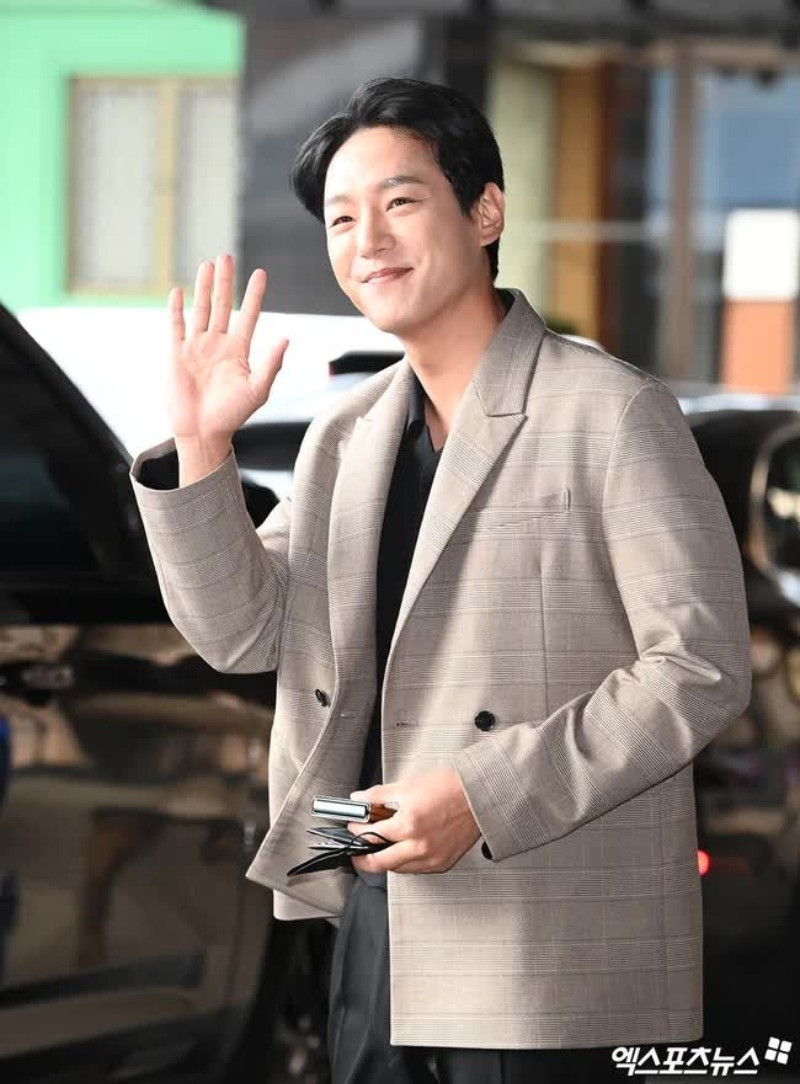 Nam diễn viên Kwak Si Yang có mặt từ sớm, chúc mừng đám cưới của đàn em.