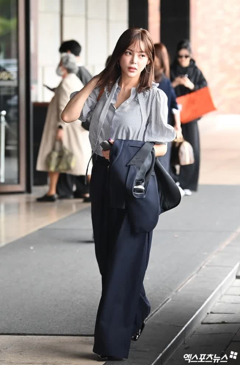 Nữ diễn viên Park Si Yeon diện đồ đơn giản, thanh lịch đến tham dự hôn lễ. 