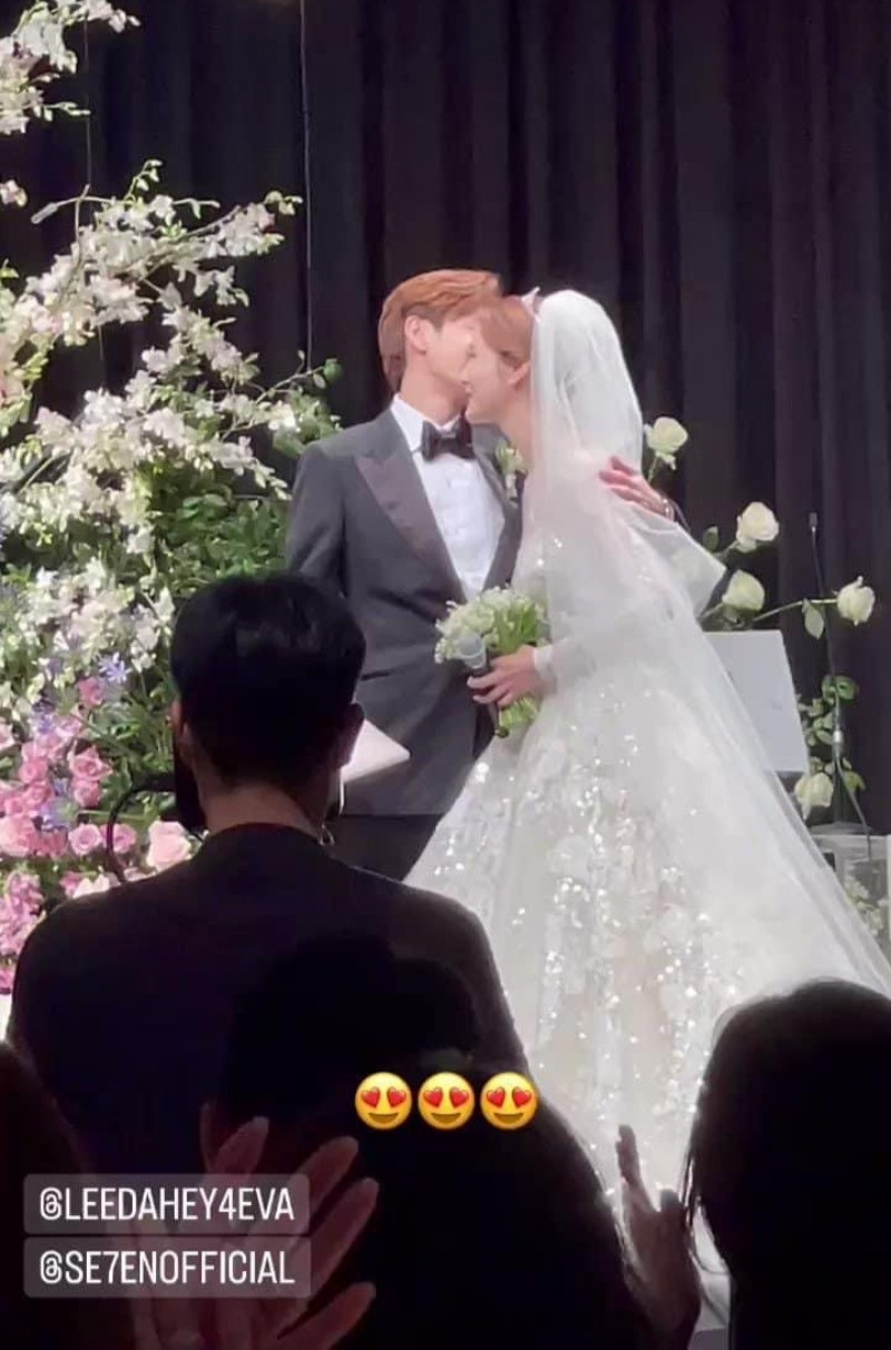 Cô dâu, chú rể xúc động bật khóc trong ngày trọng đại. Cặp đôi trao cho nhau nụ hôn ngọt ngào và nhiều cử chỉ thân mật, tình tứ. 