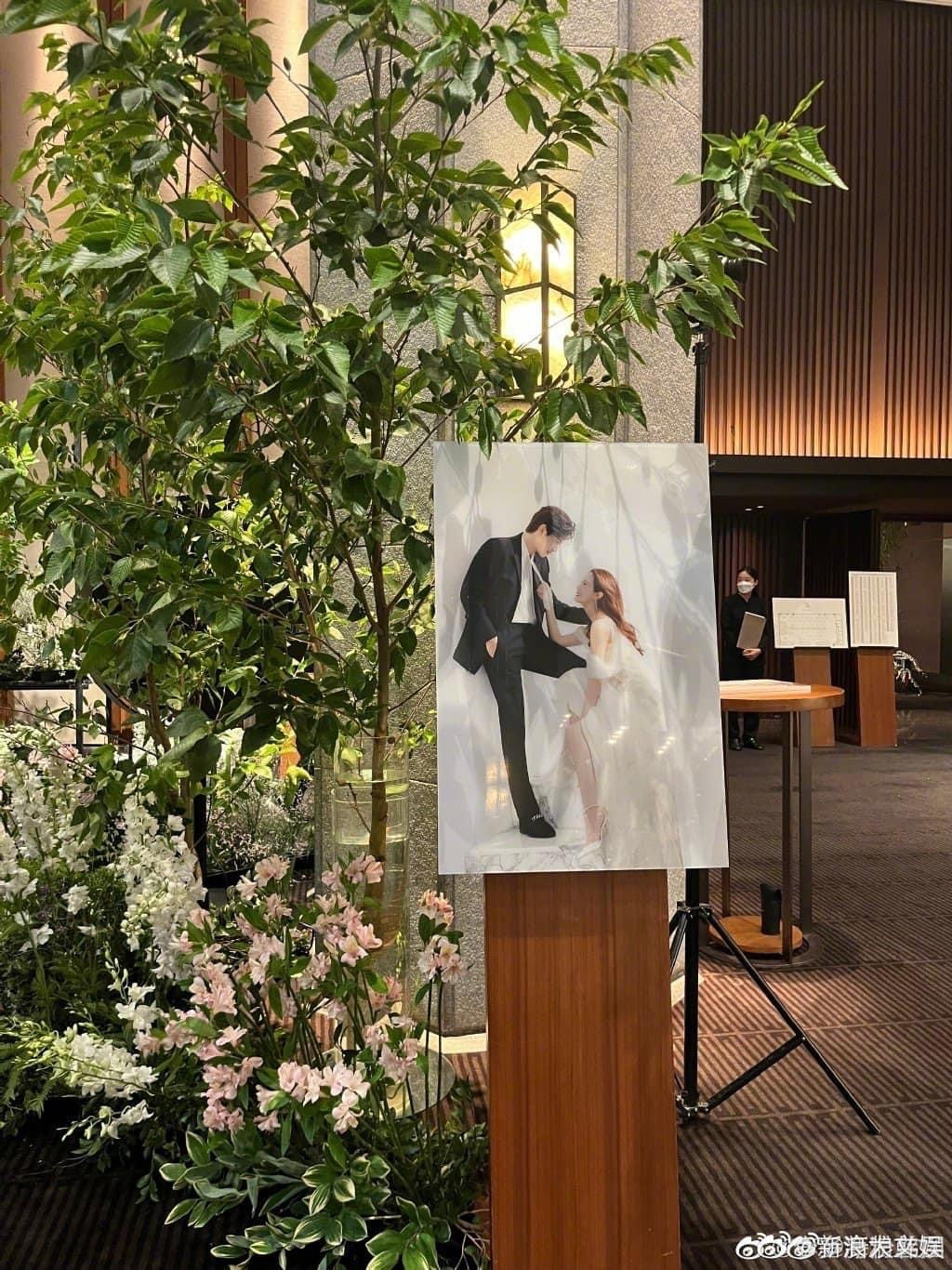 Lee Da Hae xinh đẹp trong bộ váy cưới trắng tinh khôi còn chú rể Se7en điển trai với vest lịch lãm. Không giam đám cưới được trang trí hoa tươi đẹp như thế giới cổ tích.