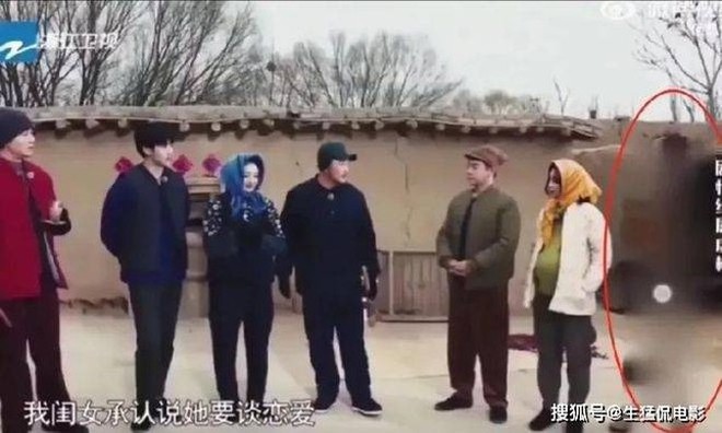 Trương Kế Khoa (ngoài cùng bên phải) bị xóa khỏi tập phát sóng lại. Ảnh: Sohu.