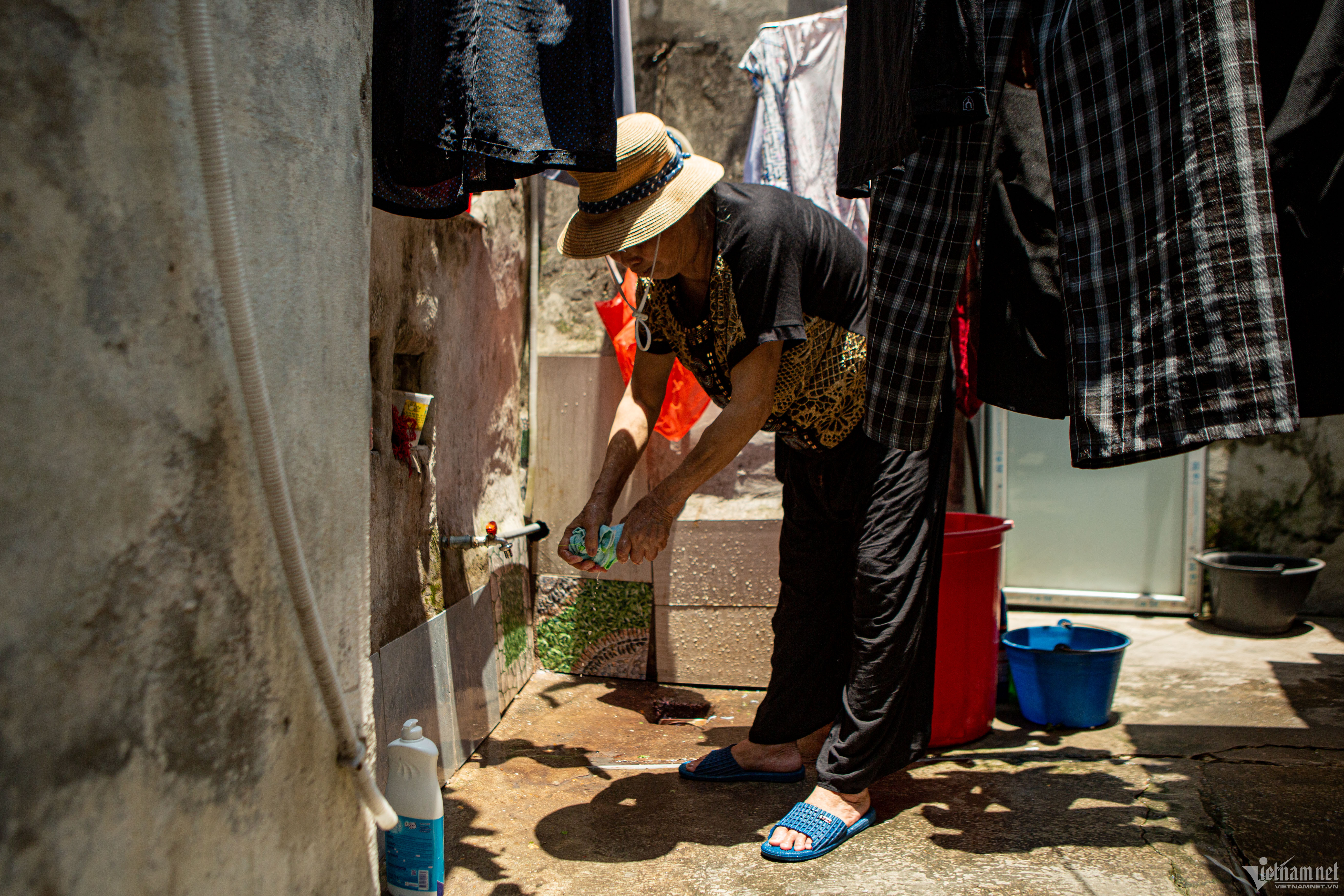 Bà Vinh thường xuyên phải vắt khăn để lên đầu cho hạ nhiệt.