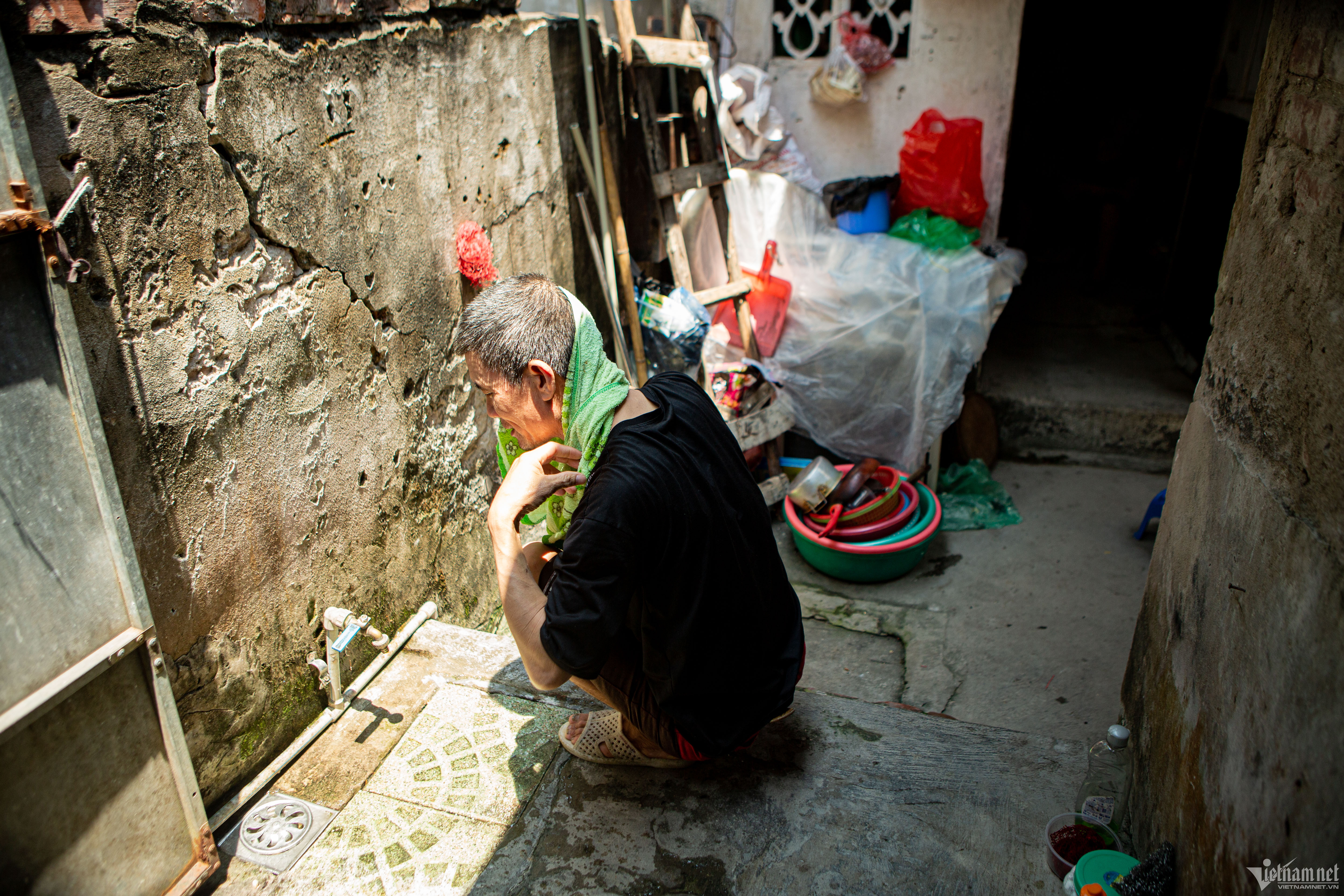 Mỗi lần đi ra ngoài, những người ở đây phải quấn chiếc khăn trên đầu để giảm bớt sức nóng.